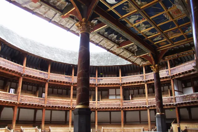Shakespeare's Globe'un içi: sahne sütunları ve ahşap galeriler