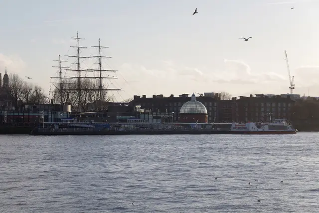 Thames'in kuzey kıyısından Greenwich: Cutty Sark'ın direkleri ve Old Royal Naval College