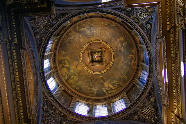 Painted Hall'un kubbesine aşağıdan bakış