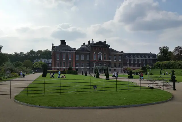 Kensington Gardens'ın çimenlerinden Kensington Palace