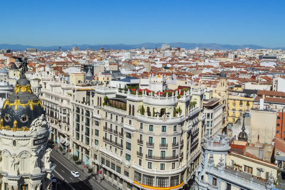 Gran Vía ve Metropolis binasının kubbesiyle Madrid'in çatıları, havadan