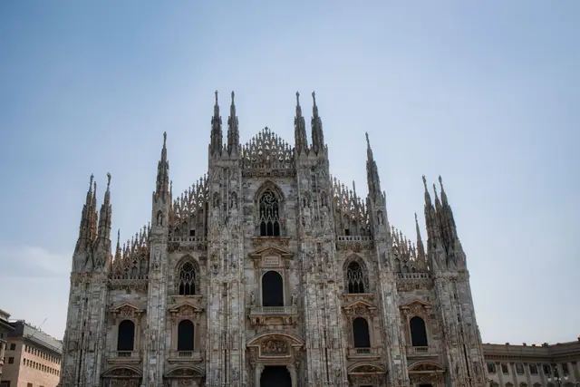 Milano Katedrali'nin Gotik cephesi ve kuleleri