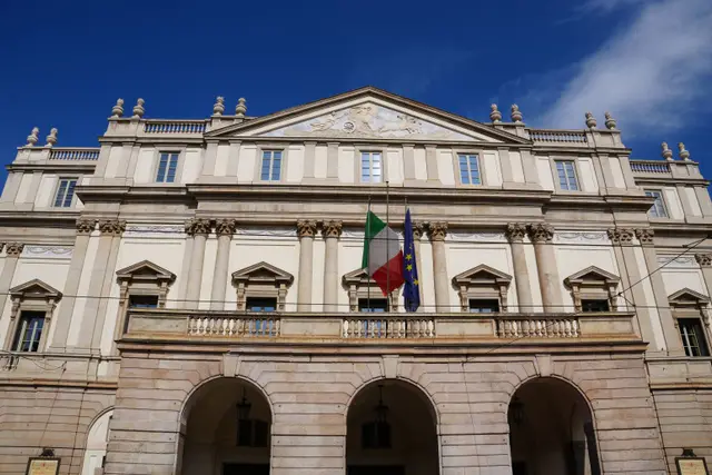 Teatro alla Scala'nın cephesi ve bayrakları