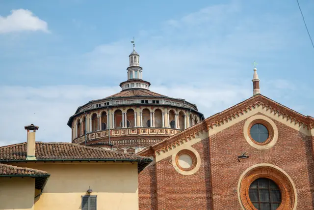Milano'da Santa Maria delle Grazie Kilisesi'nin tuğla cephesi ve kubbesi