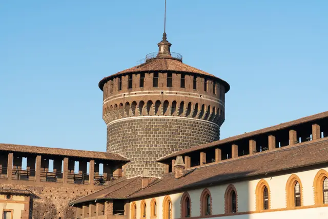 Sforza Kalesi'nin yuvarlak burcu