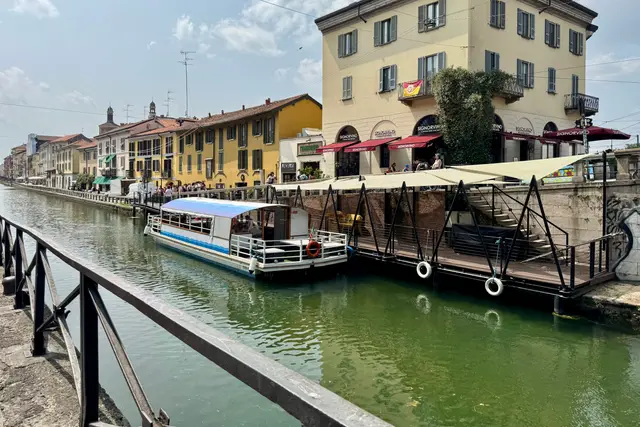 Milano'da Navigli kanalı boyunca renkli evler ve bağlı bir tekne