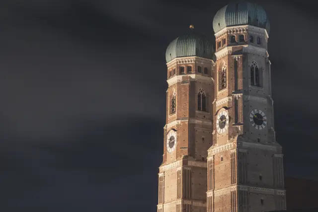 Gece ışıklandırılmış Frauenkirche kuleleri