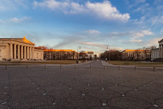 Gün batımında Königsplatz