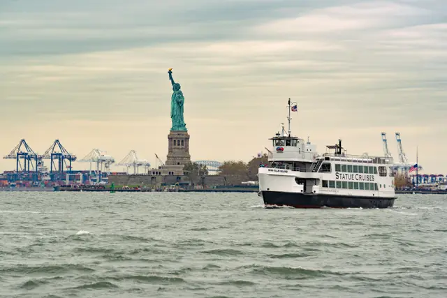 New York Limanı'nda Özgürlük Anıtı'nın önünden geçen feribot