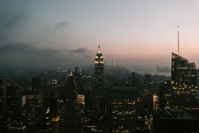 Alacakaranlıkta Empire State Binası ve New York silueti
