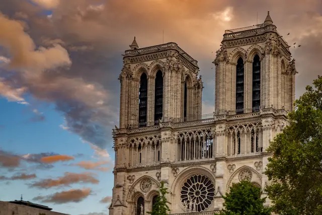 Gün batımında Notre-Dame'ın cephesi