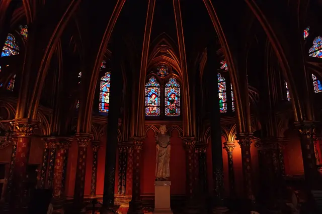 Sainte-Chapelle'in renkli vitraylarla çevrili gotik içi