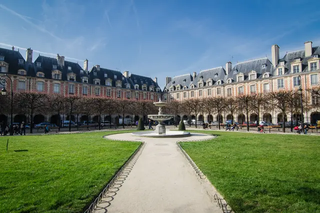 Le Marais'de Place des Vosges, çeşme ve çevresindeki konaklar