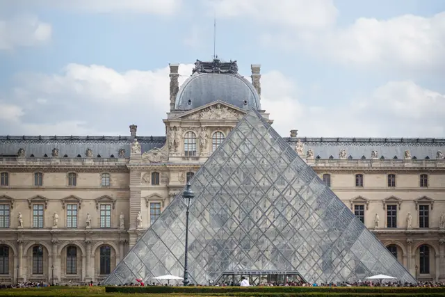 Louvre Müzesi ve cam piramit