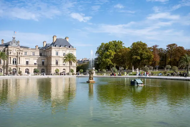 Jardin du Luxembourg'daki havuz ve Lüksemburg Sarayı