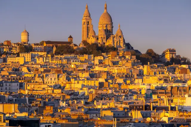 Akşam ışığında Montmartre ve Sacré-Cœur Bazilikası