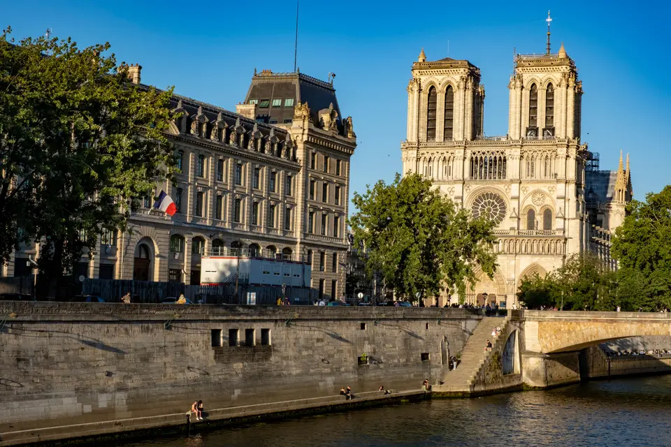 Seine kıyısından Notre-Dame Katedrali