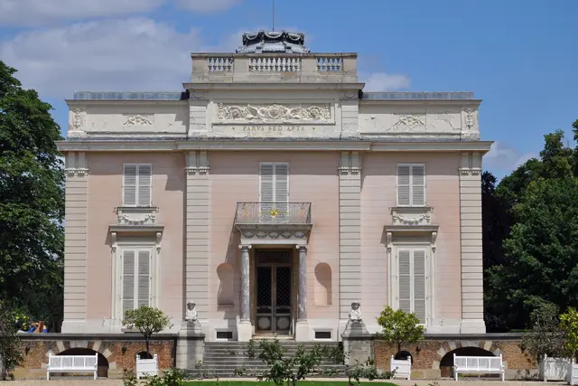 Parc de Bagatelle'deki Bagatelle köşkünün ön cephesi