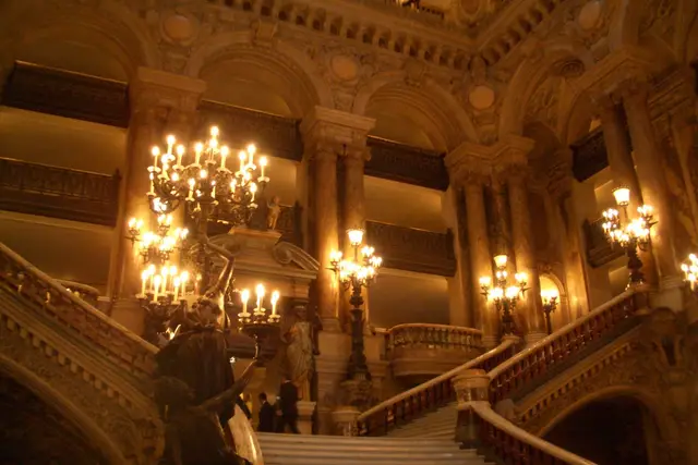 Palais Garnier'nin içinde merdivenler, sütunlar ve avizeler