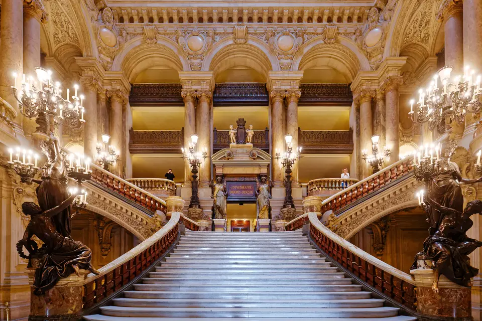 Palais Garnier'nin büyük merdiveni, avizeler ve mermer korkuluklarla