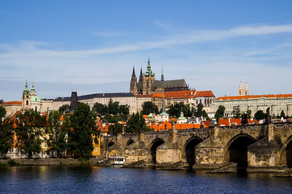 Karl Köprüsü ve arkada Prag Kalesi