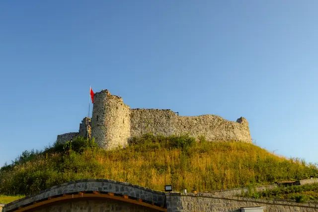 Tepe üzerindeki Rize Kalesi'nin taş surları ve kulesi