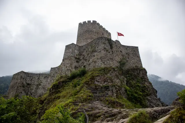Bulutlu bir günde kayalığın üzerinde yükselen Zilkale'nin ana kulesi