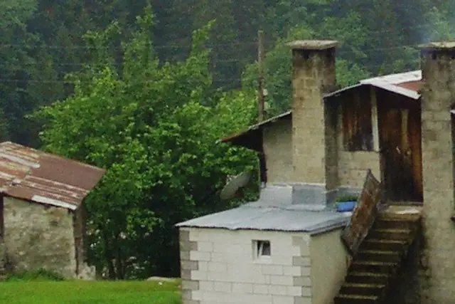Ayder Yaylası’nda taş duvarlı, iki bacalı ve ahşap balkonlu geleneksel bir yayla evi