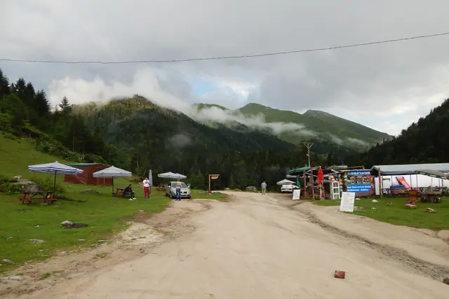 Bulutlu bir günde ormanlı yamaçlar arasında Kavrun yolu
