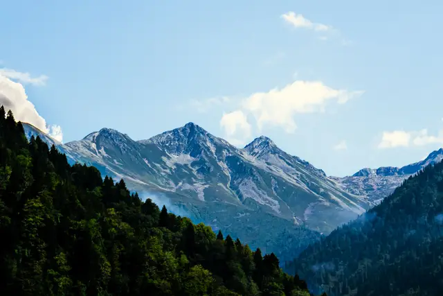 Açık havada Rize tarafından Kaçkar Dağları’nın karlı tepeleri ve ormanlı yamaçlar