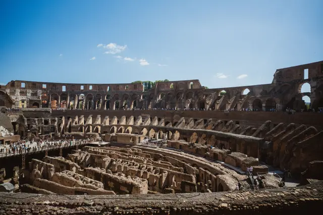 Kolezyum'un içi: arena altındaki kalıntılar ve oturma kademeleri