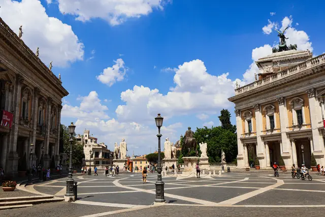 Piazza del Campidoglio'nun desenli zemini ve çevresindeki saraylar