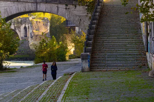 Tiber kıyısında Ponte Cestio ve yeşillik
