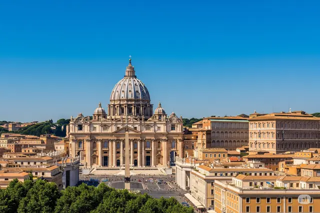 Roma'nın çatıları üzerinde San Pietro Bazilikası ve kubbesi