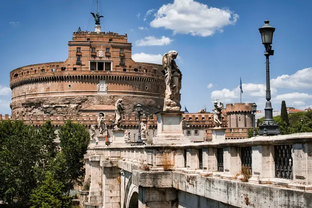 Ponte Sant'Angelo'daki heykeller ve arkada Castel Sant'Angelo