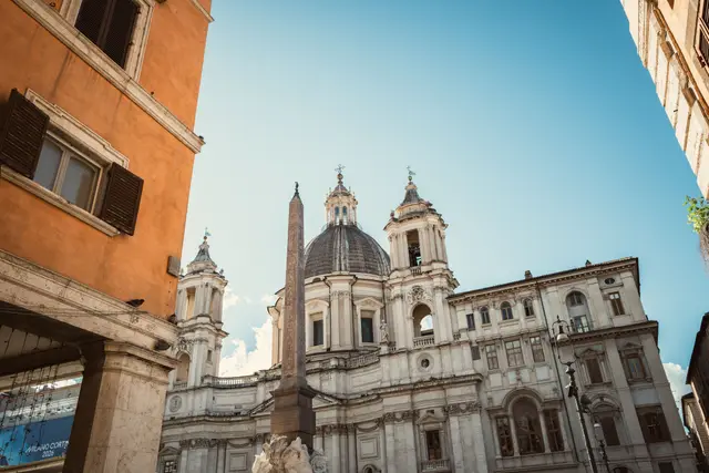Piazza Navona'da Sant'Agnese in Agone kilisesi ve dikilitaş
