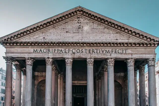 Pantheon'un sütunlu revağı ve alınlığı
