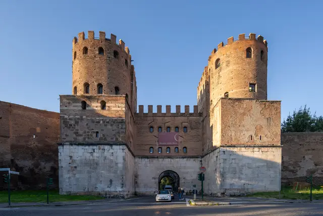 Porta San Sebastiano'nun dış yüzü ve iki kulesi