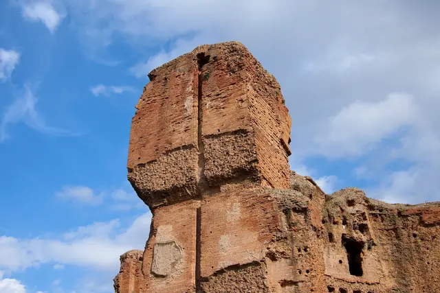 Terme di Caracalla'nın tuğla duvar kalıntılarından bir bölüm
