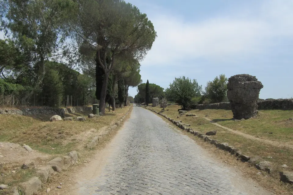Roma'da Via Appia Antica: iki yanı çam ve antik kalıntılarla çevrili taş döşeli yol