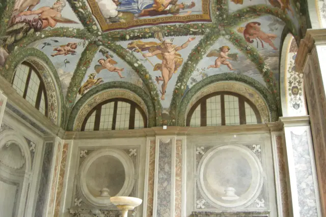 Villa Farnesina'da Psyche Loggiası'nın freskli tonozu ve pencereleri