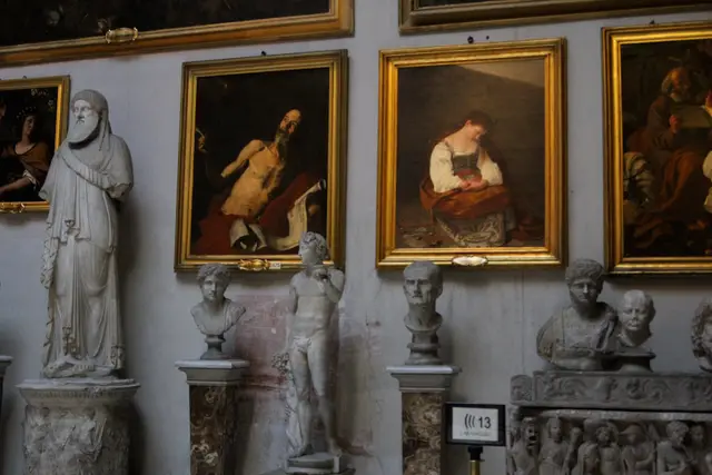 Galleria Doria Pamphilj'de tablolar ve heykellerle dolu bir salon