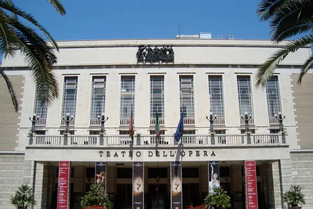 Roma'da Teatro dell'Opera'nın giriş cephesi