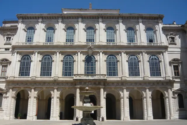 Palazzo Barberini'nin revaklı ön cephesi ve önündeki çeşme