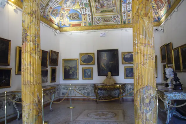 Palazzo Corsini'de tablolarla süslü bir salon