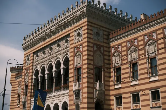 Vijećnica'nın çizgili cephesi