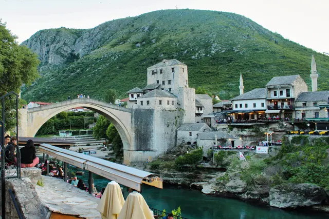 Mostar'da Eski Köprü ve Neretva