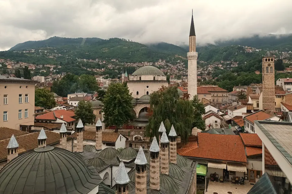 Saraybosna'nın çatıları ve minareleri, arkada dağlar