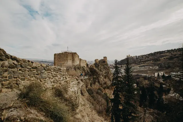 Tiflis'e bakan Narikala Kalesi
