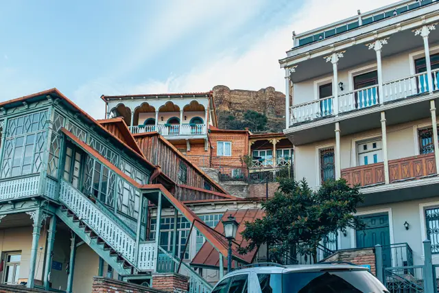 Eski Tiflis'te oymalı ahşap balkonlu evler
